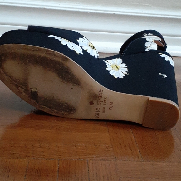 Kate Spade Dellie Daisy-Print Wedge Sandal - Picture 12 of 12